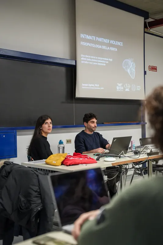 Jacopo Agrimi e Giulia Melis mentre presentano il progetto WISH agli studenti di una classe del secondo anno di Medicina dell'Università di Padova.